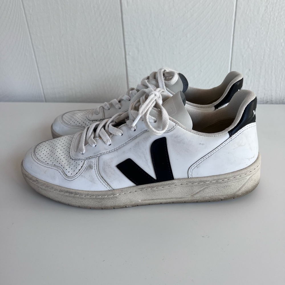 Men’s White Veja shoes size 10 - SALE🚨🚨💐⚡️☄️